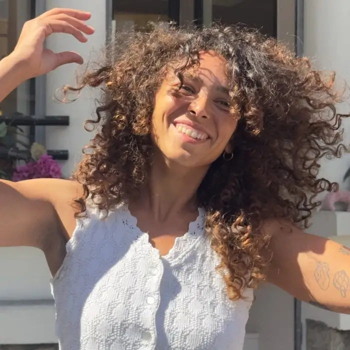 Cheveux-boucles-eclatants-grace-a-une-huile-essentielle-naturelle.webp