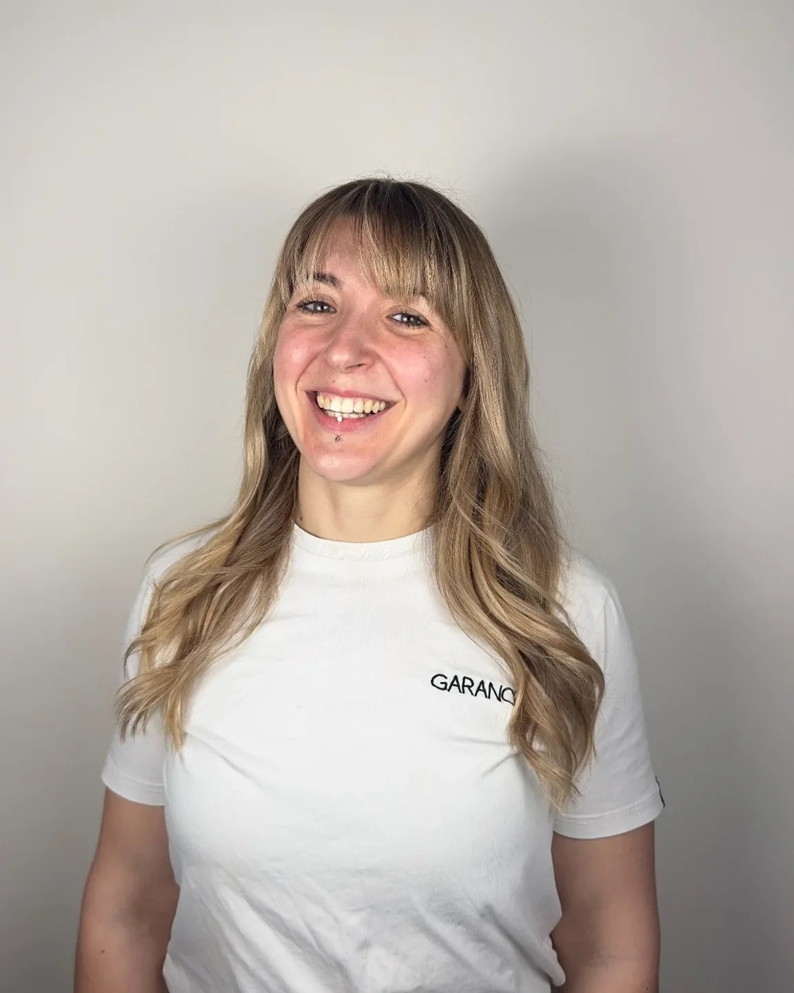 Elisa coiffeuse spécialisé dans les balayages et blond sur mesure , coloriste végétal et coupe sur cheveux secs dans votre salon Garance à Biarritz