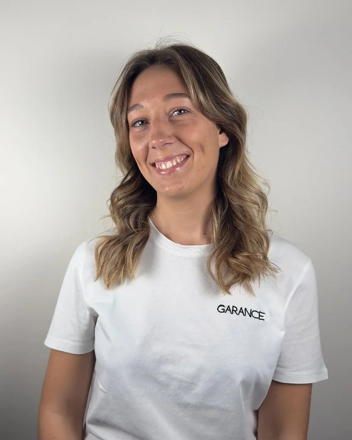 Lola coiffeuse spécialisé dans les soins naturels  coloriste végétal et coupe sur cheveux secs dans votre salon Garance à Biarritz
