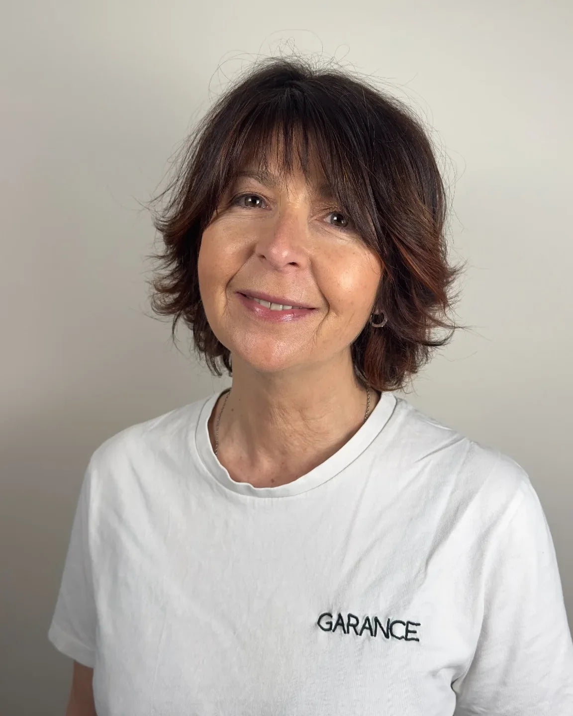 Sandrine coiffeuse spécialisé en transition capillaire vers le naturel, coloriste végétal et coupe sur cheveux secs dans votre salon Garance à Biarritz